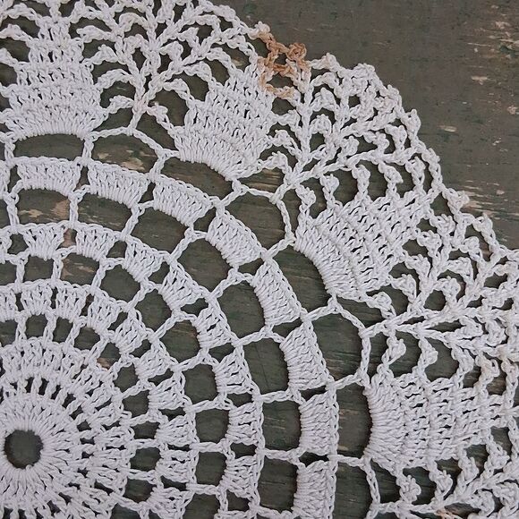 Set of 5 lovely vintage Crochet Doilies in Cream and Tan - Picture 11 of 14